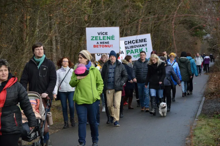 Patnáct set lidí je proti výstavbě u lesoparku Houčela. Odmítají kšefty s územním plánem