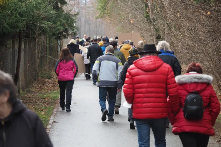 Patnáct set lidí je proti výstavbě u lesoparku Houčela. Odmítají kšefty s územním plánem