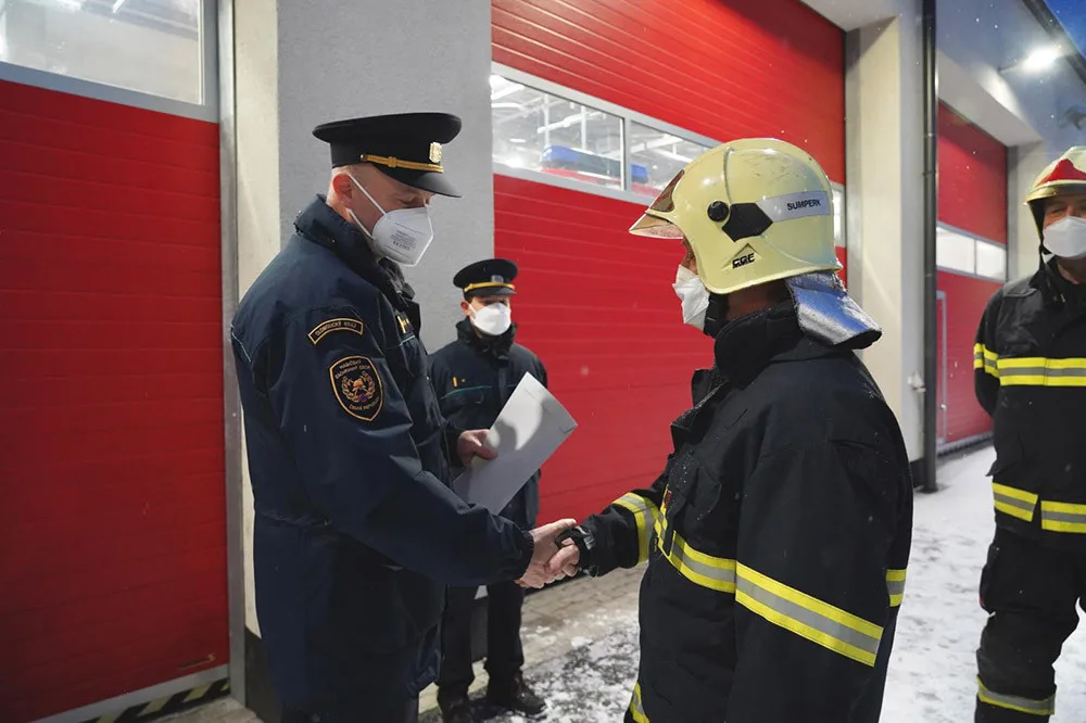 Do civilu po 42 letech. Šumperští hasiči se dojemně loučili s usměvavým rekordmanem