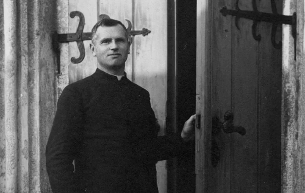 Kněz Josef Toufar u dveří čihošťského kostela, zdroj: archiv Miloše Doležala