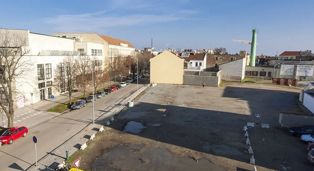 Prostějov chce prodat pozemky po bývalé sodovkárně v centru. Opozice se zlobí