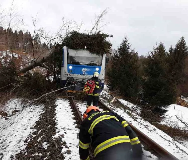 Kvůli silnému větru mají hasiči v kraji již stovku zásahů. Ve Dzbelu spadl strom na osobní vlak