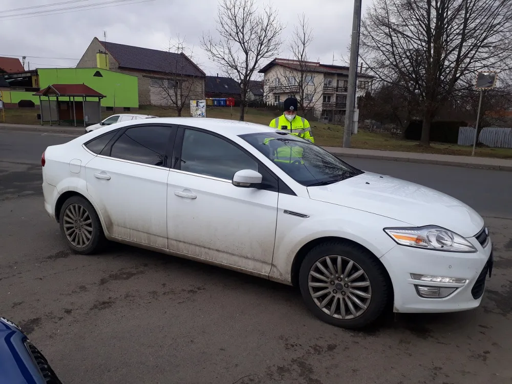 Policisté kontrolovali řidiče. Mercedes se po Olomouci řítil devadesátkou