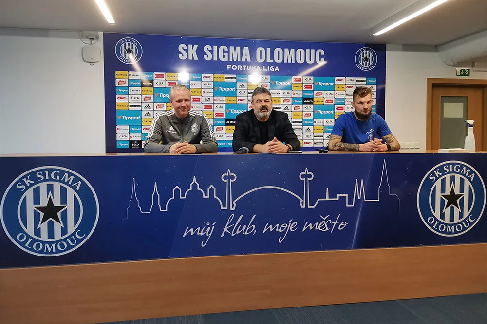Tisková konference SK Sigma Olomouc. Zleva trenér Václav Jílek, sportovní manažer Ladislav Minář a kapitán týmu Vít Beneš
