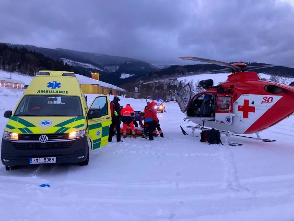 Vrtulník LZS Olomouckého kraje zasahoval v sobotu u dvou zranění ze ski areálů