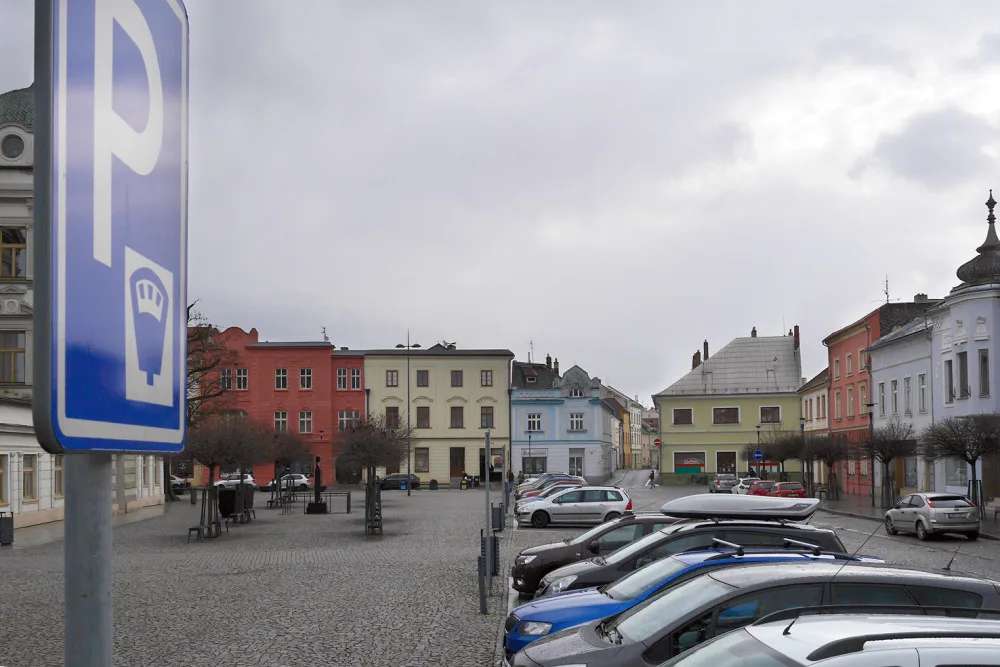 Uničov po čtyřech měsících zlevní parkování v centru města na polovinu