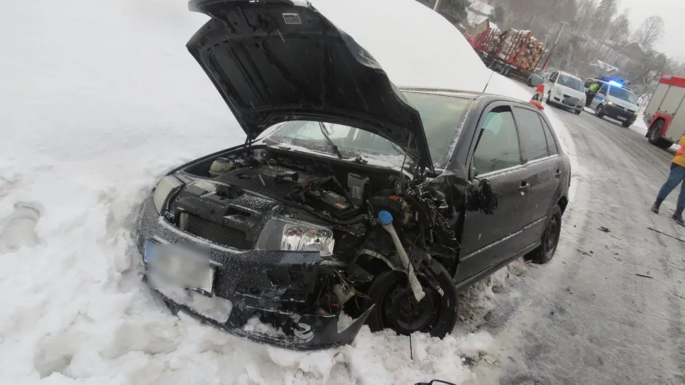 Nehoda čtyř aut. Mladá řidička dostala v Kopřivné na kluzké silnici smyk