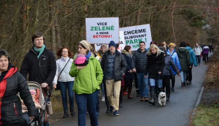 Prostějov utratí miliony za zeleň. U lesoparku chce však povolit výstavbu místo, aby ho rozšiřovala
