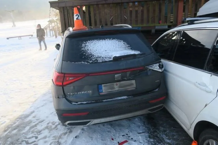 Při úpravách sjezdovky v Ostružné sjel rolbař v noci ze svahu a na parkovišti poškodil tři auta