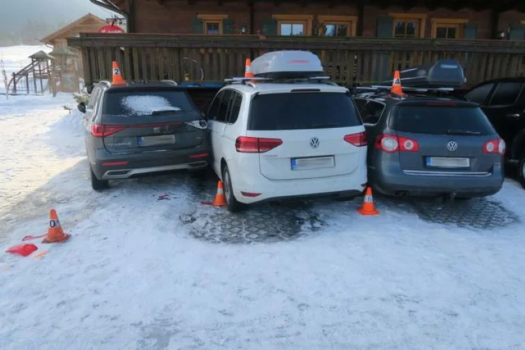 Při úpravách sjezdovky v Ostružné sjel rolbař v noci ze svahu a na parkovišti poškodil tři auta