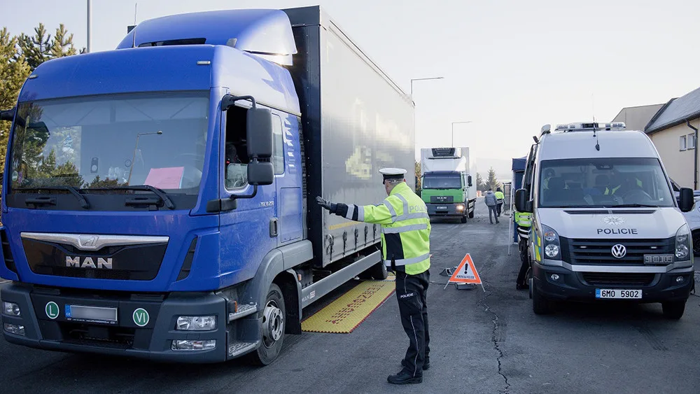 Z padesáti kontrol přes třicet přestupků. Policisté si posvítili na náklaďáky a dodávky
