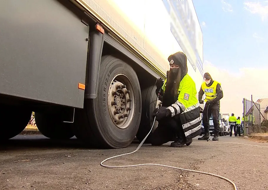 Z padesáti kontrol přes třicet přestupků. Policisté si posvítili na náklaďáky a dodávky