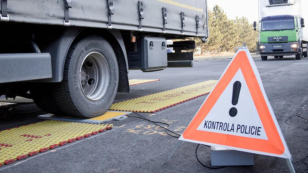 Z padesáti kontrol přes třicet přestupků. Policisté si posvítili na náklaďáky a dodávky