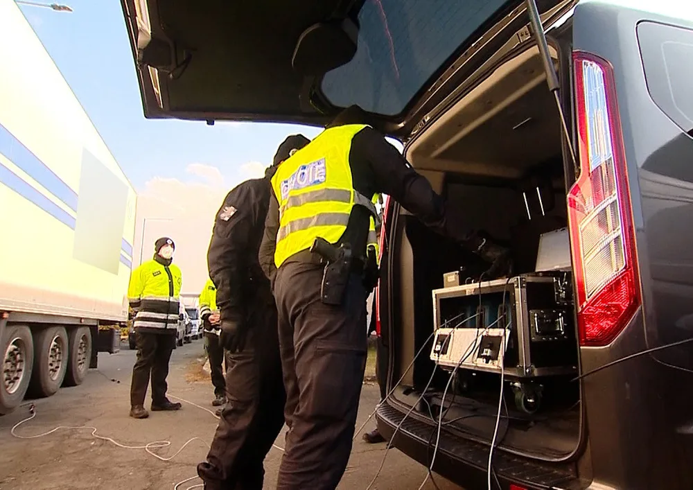Z padesáti kontrol přes třicet přestupků. Policisté si posvítili na náklaďáky a dodávky