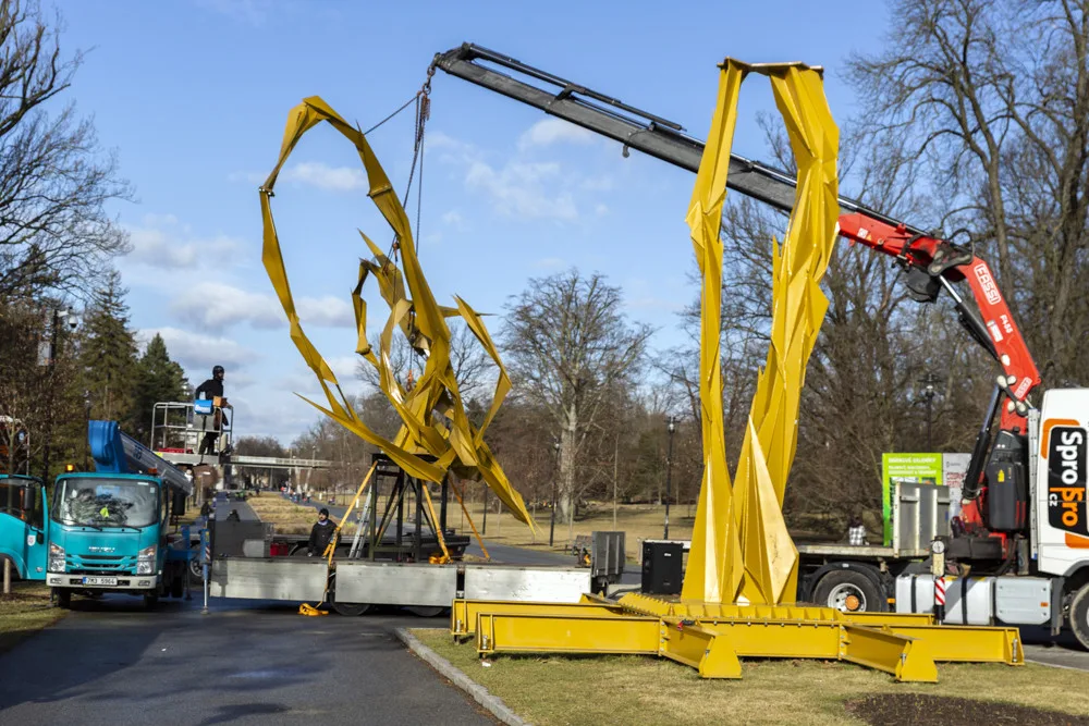 Ukončení instalace uměleckého díla s názvem Stvůra autora Jana Dostála v Rudolfově aleji