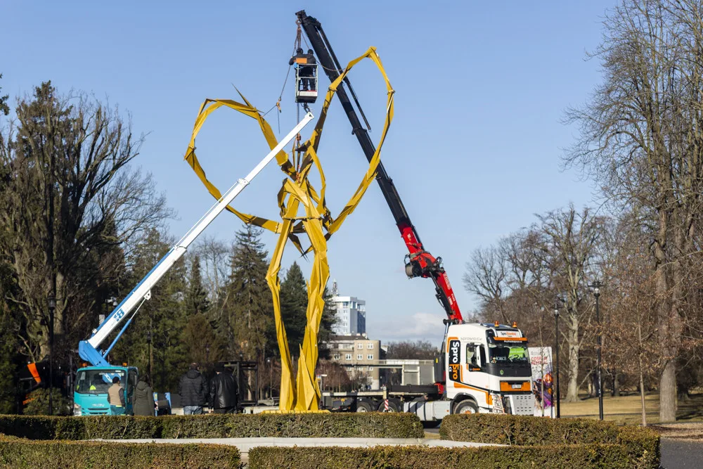 Ukončení instalace uměleckého díla s názvem Stvůra autora Jana Dostála v Rudolfově aleji