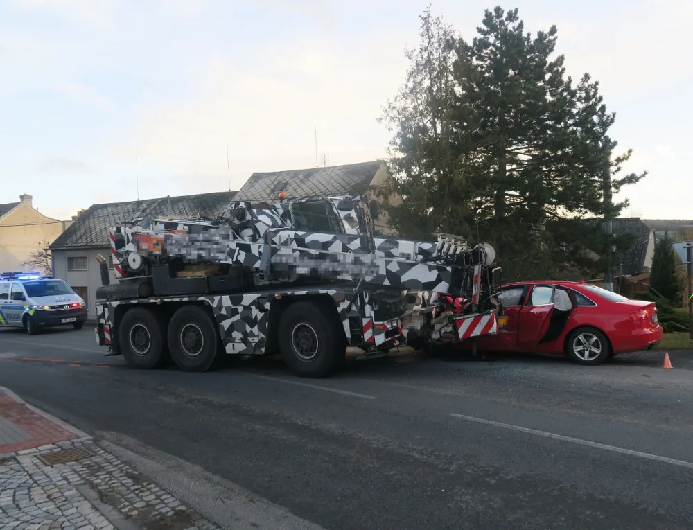 Mohutný autojeřáb v Ludéřově narazil do osobního vozu a zranil dva lidi