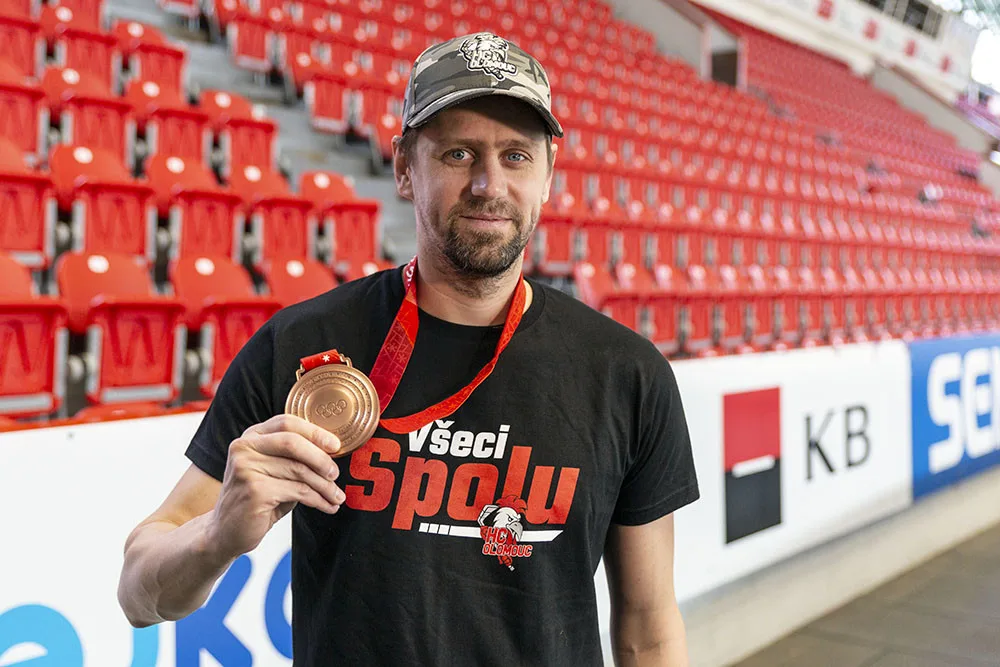Slovenský gólman Branislav Konrád s bronzovou olympijskou medailí z Pekingu