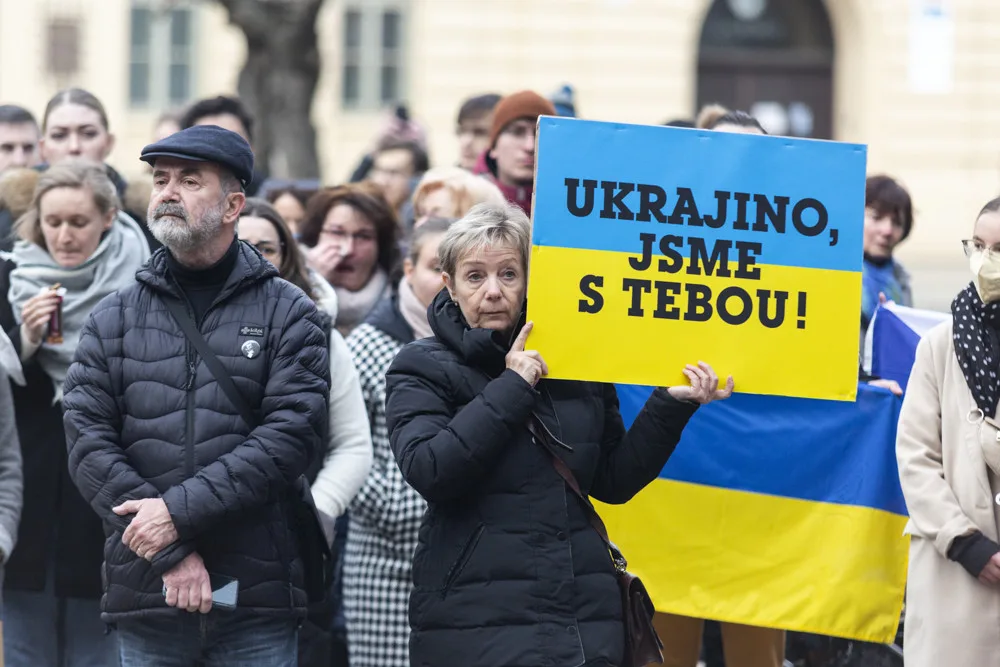 Ukrajino jsme s tebou! Lidé na olomouckém náměstí vyjádřili podporu napadenému státu