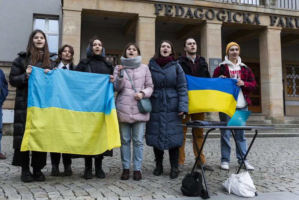 Ukrajino jsme s tebou! Lidé na olomouckém náměstí vyjádřili podporu napadenému státu