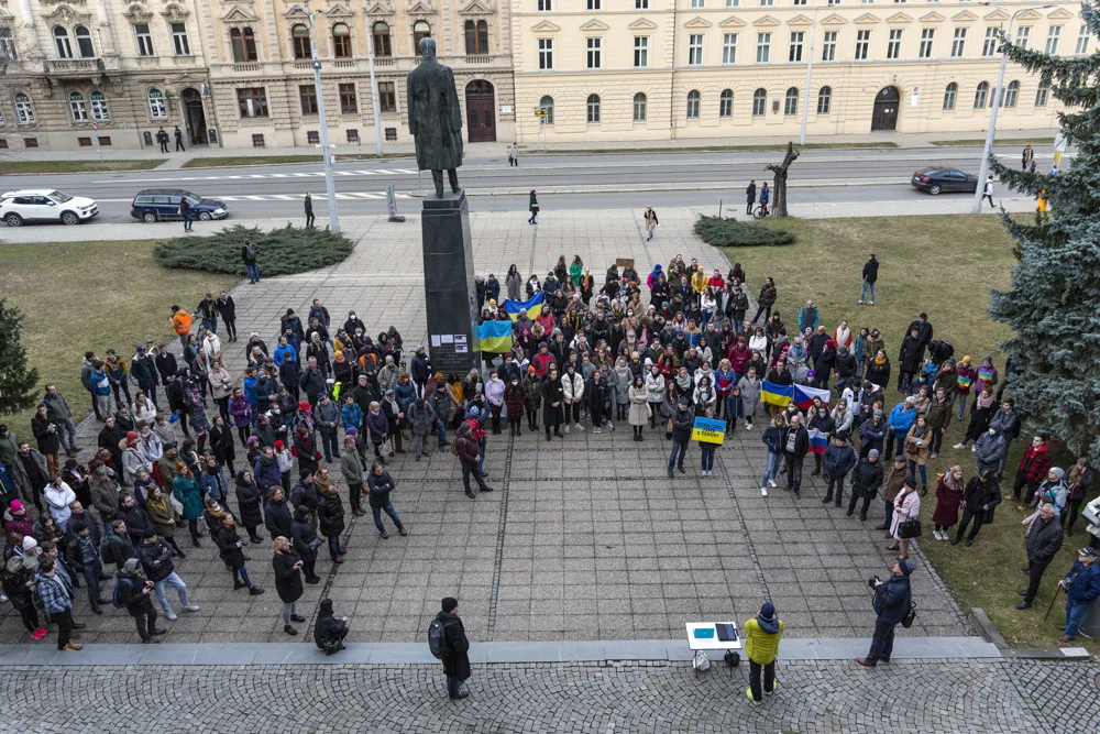 Ukrajino jsme s tebou! Lidé na olomouckém náměstí vyjádřili podporu napadenému státu