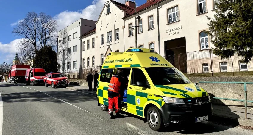 Evakuace školy na Svatém Kopečku: děti zřejmě podráždil pepřový sprej