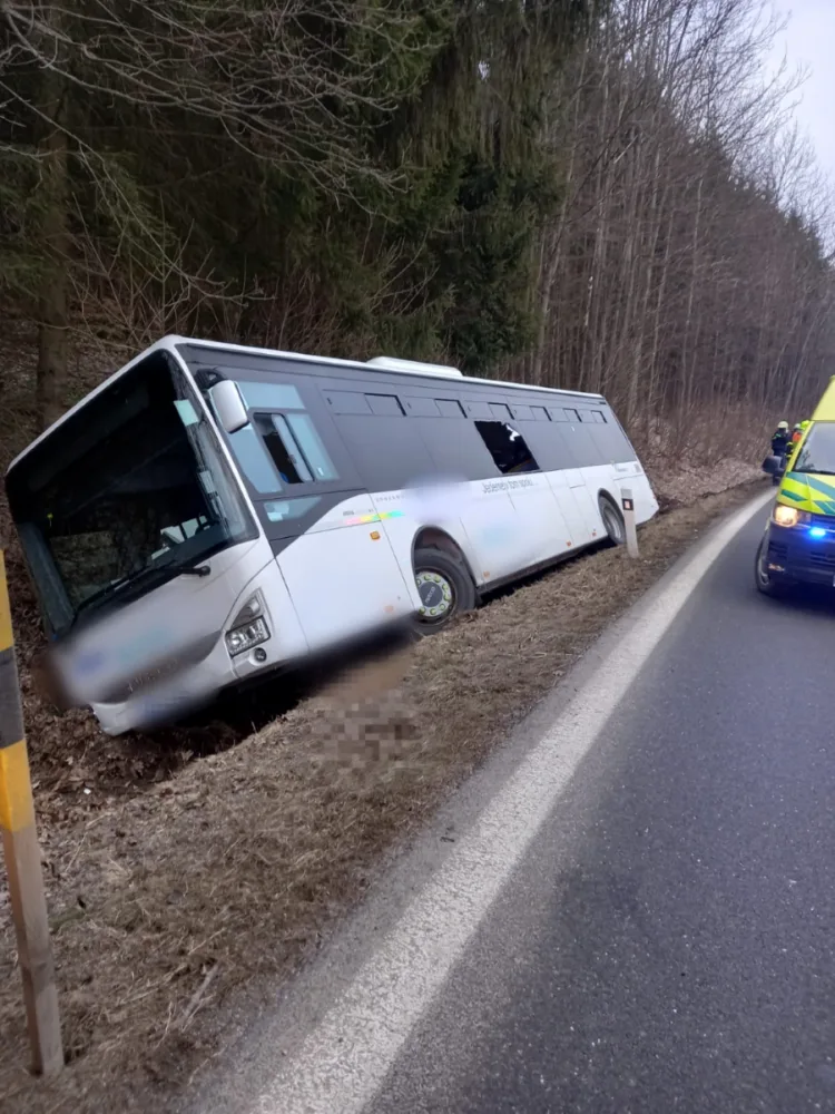 Několik dětí se dnes ráno zranilo při nehodě autobusu na Šumpersku