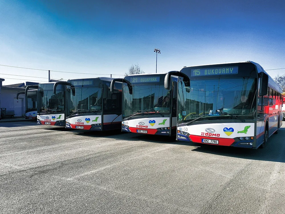 Vybrané autobusy a tramvaje DPMO nové zdobí srdce v barvách ukrajinské vlajky