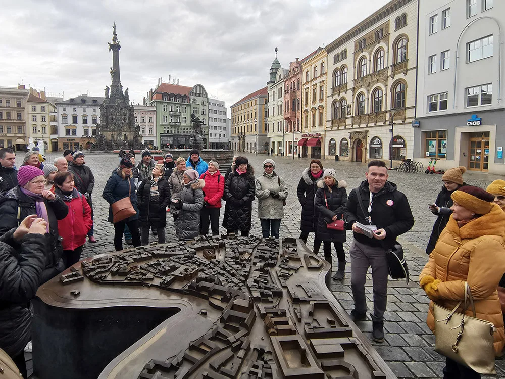 Turistický průvodce Tomáš Kryl (napravo) v centru Olomouce