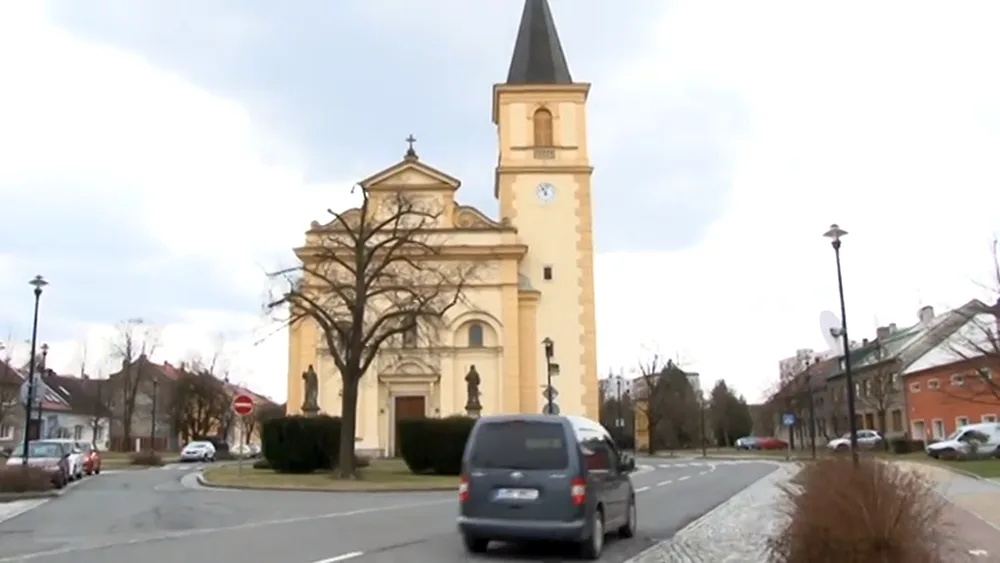 Řidiči vyjíždějící z Holice směrem do města budou muset na Návsi Svobody dát přednost autům, přijíždějícím zpoza kostela z jednosměrky