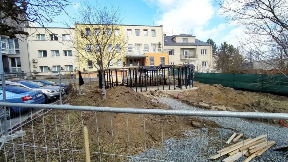 Ve Fakultní nemocnici roste originální kolárna. Stavba bude šetrná k životnímu prostředí