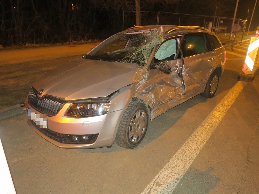 Řidič nedal přednost a narazil do tramvaje. Skončil v olomoucké nemocnici, škoda je milion