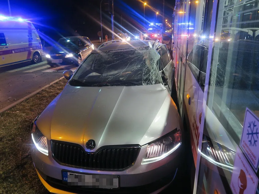 Řidič nedal přednost a narazil do tramvaje. Skončil v olomoucké nemocnici, škoda je milion