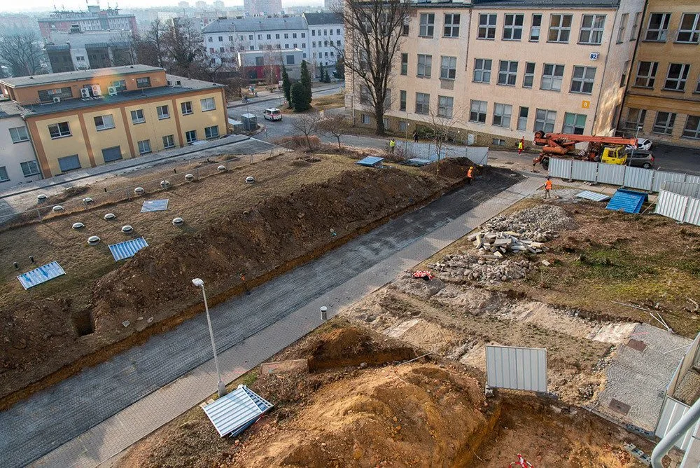 Nad současným pracovištěm Kliniky nukleární medicíny probíhají zemní práce