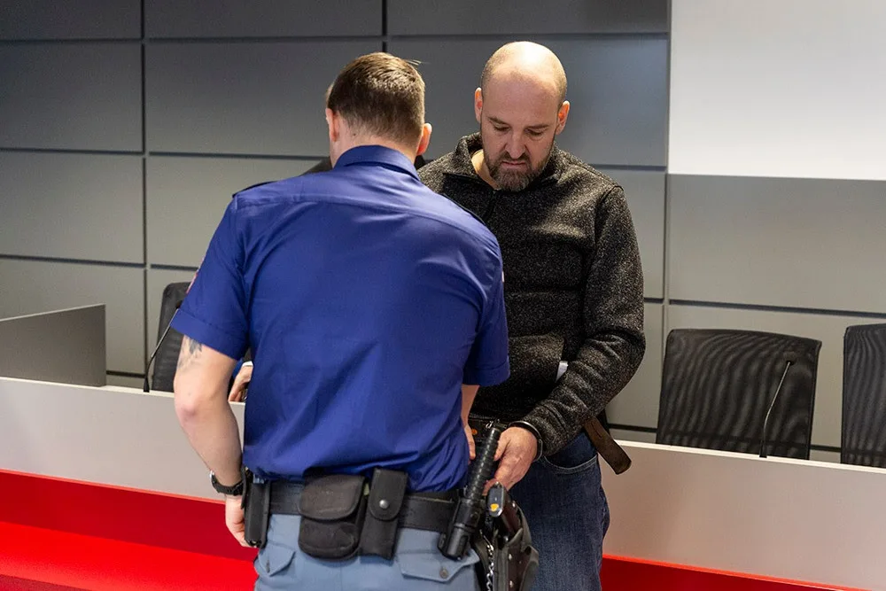 Na ulici v Lošově muž zastřelil syna své přítelkyně. Za vraždu u soudu dostal 12,5 roku