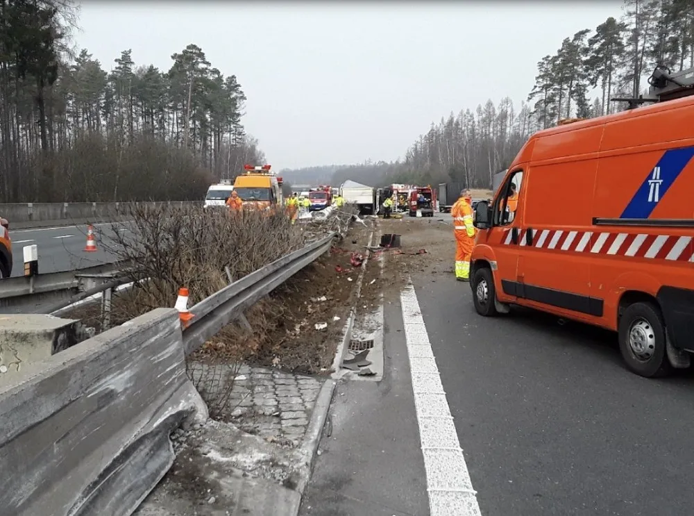 Dálnice z Ostravy je před Velkým Újezdem uzavřená kvůli havárii nákladního vozidla