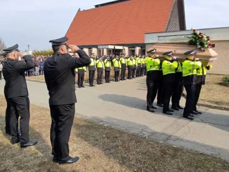 Přerov se rozloučil s oblíbeným strážníkem. Na pohřeb přišly stovky lidí