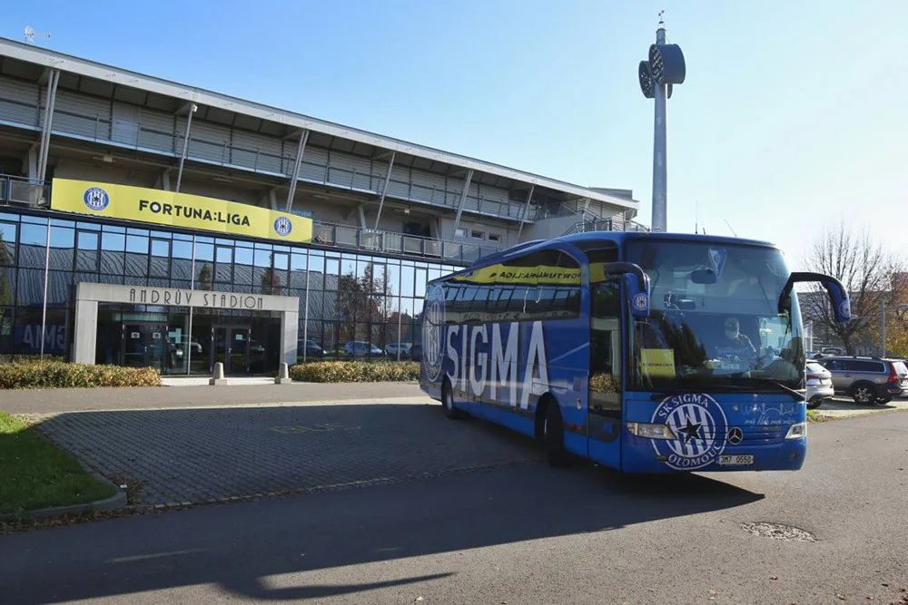 Autobusová doprava Roletzky vozí k zápasům také fotbalisty SK Sigma Olomouc