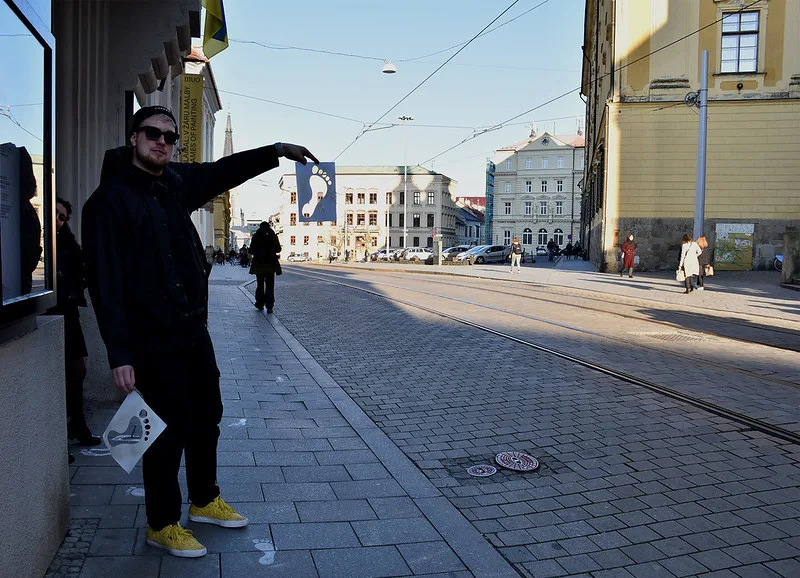 Nasprejované bílé stopy v Olomouci. Festival Jeden svět odstartuje příští pondělí