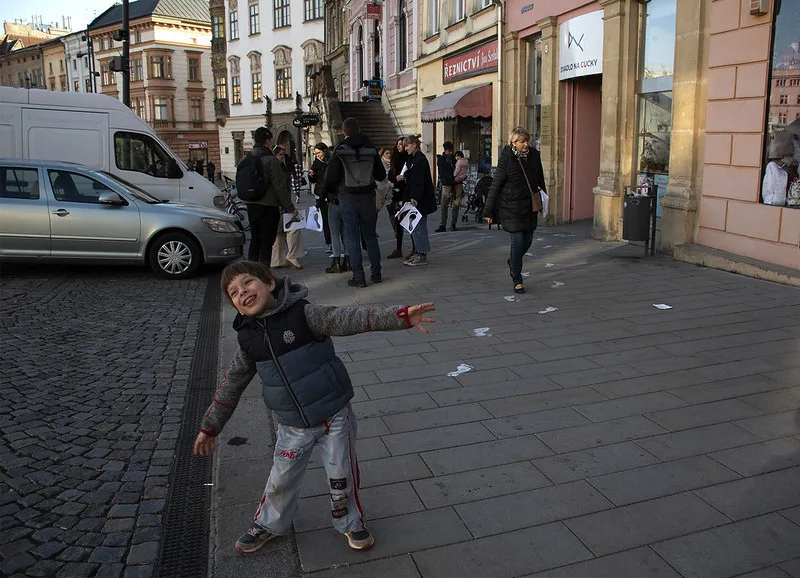 Nasprejované bílé stopy v Olomouci. Festival Jeden svět odstartuje příští pondělí