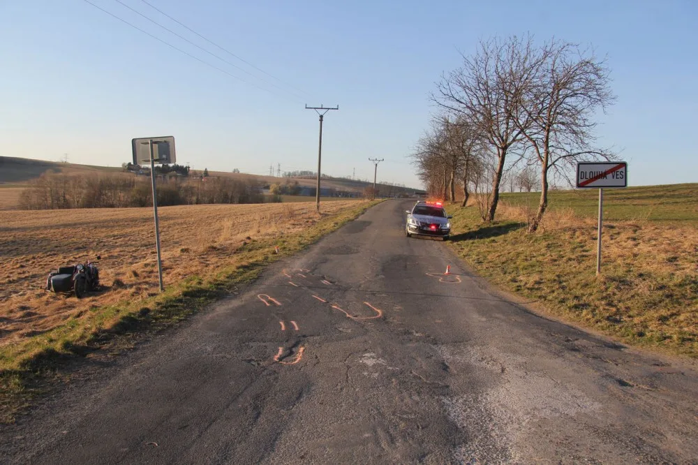 Pro opilého motorkáře letěl k Hynčině vrtulník. Zranil i spolujezdkyni, která byla v sajdkáře