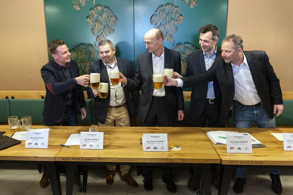 Ondřej Hnila (vlevo) s vedením skupiny Pivovary CZ, která vznikla spojením pivovarů Holba, Litovel a Zubr