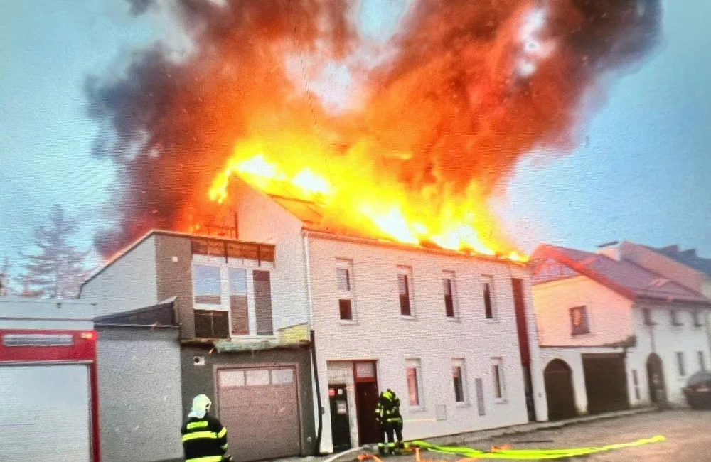 Požár nedaleko olomouckého nádraží zničil střechu domu. Škoda jde do milionů