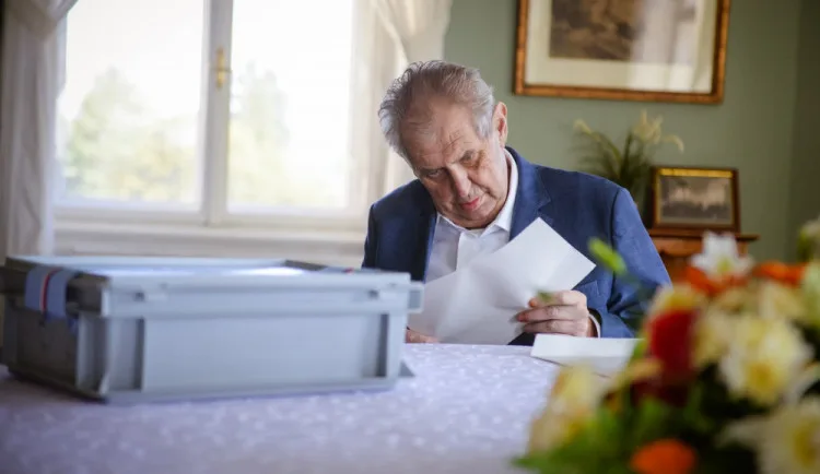 Krajský radní Jakubec vyzval ředitele škol, ať sundají obraz Zemana. Je to zločinec, napsal