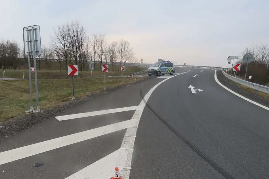 Řidič nezvládl auto ve sjezdu z dálnice D35