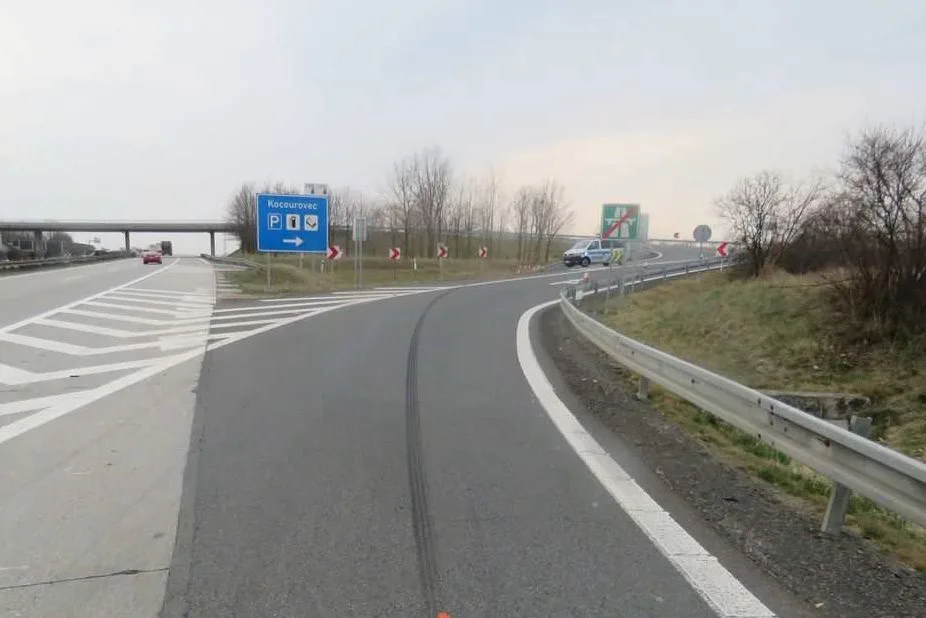 Policie hledá svědky nehody z dálnice D35. Řidič z místa ujel, na místě zůstala SPZ