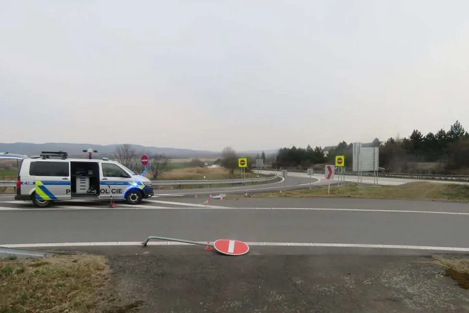 Policie hledá svědky nehody z dálnice D35. Řidič z místa ujel, na místě zůstala SPZ