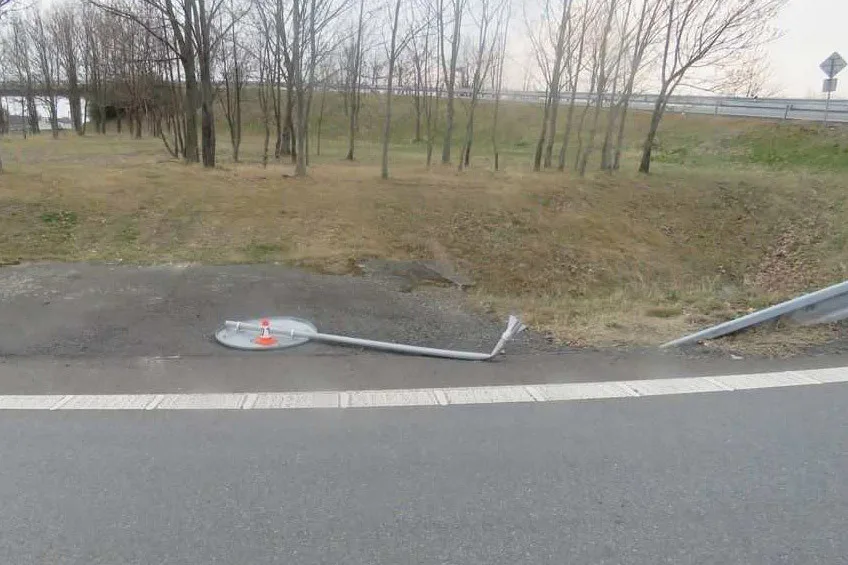 Policie hledá svědky nehody z dálnice D35. Řidič z místa ujel, na místě zůstala SPZ
