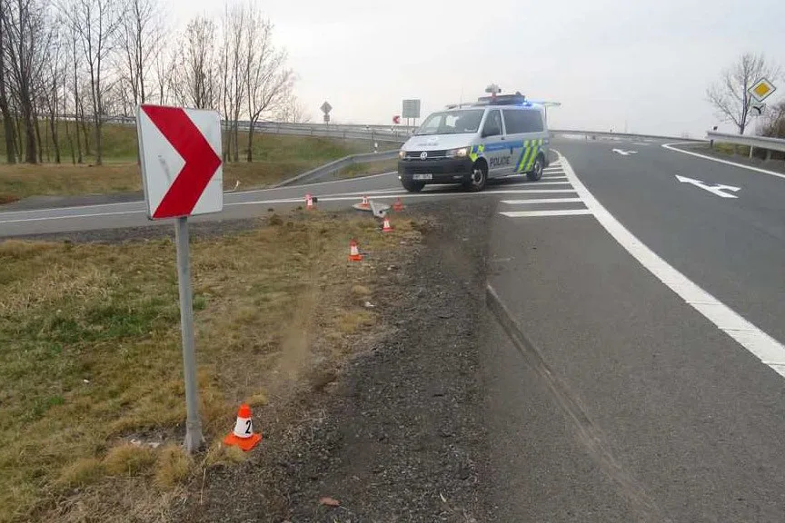 Policie hledá svědky nehody z dálnice D35. Řidič z místa ujel, na místě zůstala SPZ