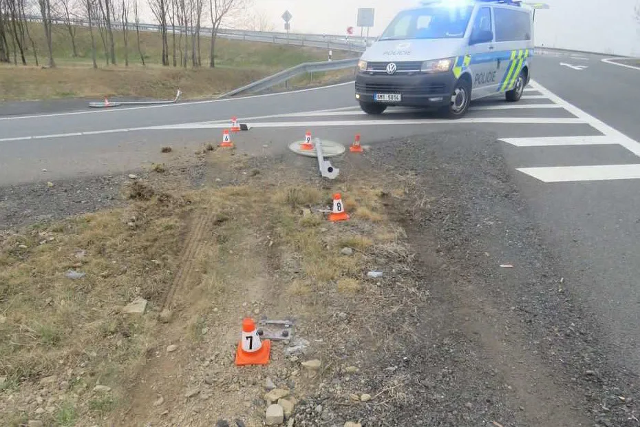 Policie hledá svědky nehody z dálnice D35. Řidič z místa ujel, na místě zůstala SPZ